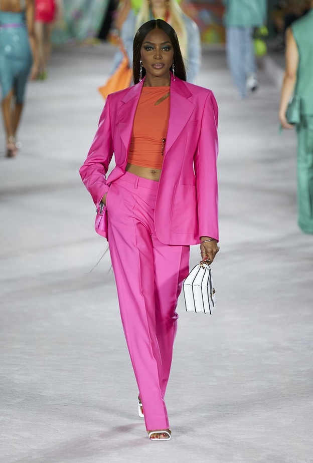 طرق تنسيق البلايزر بأسلوب عصري لافت من Versace