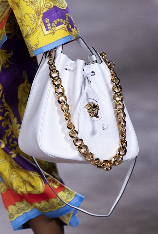 موديلات حقيبة بيضاء رائجة لصيف 2022 بأسلوب Versace المميّز والعصري