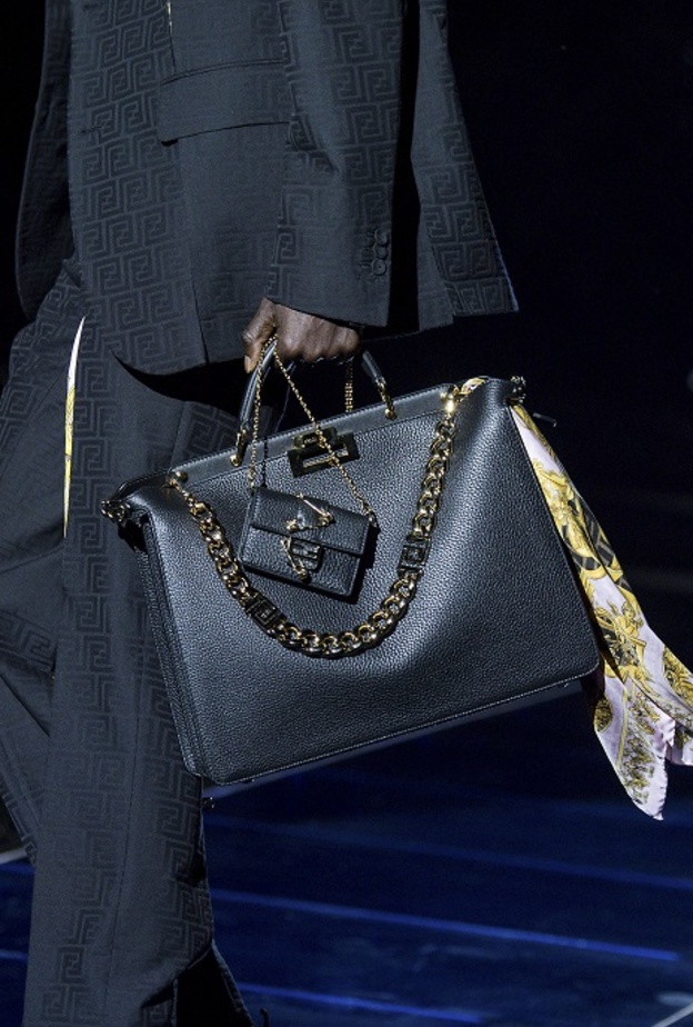 موديلات حقائب يد سوداء 2022 بأسلوب Versace By Fendi