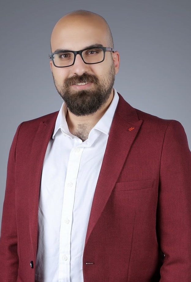 الدكتور ينال سلام أخصائي في الطب الباطني