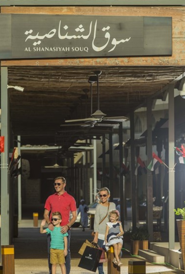 سوق الشناصية.. وجهة ساحرة لشراء الهدايا والتذكارات المميزة في الشارقة