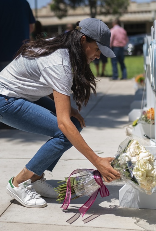 في لقطة إنسانية.. ميغان ماركل تضع الورود على النصب التذكاري لوفاة 19 طفلا