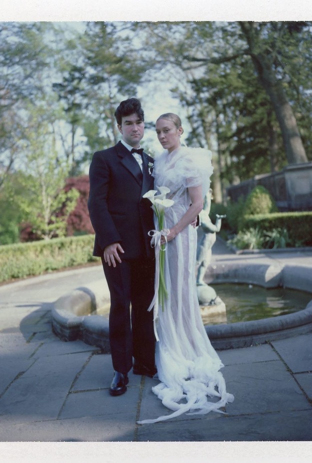 الممثلة كلوي سيفاني تقيم حفل زفاف ضخم بعد عامين من زواجها