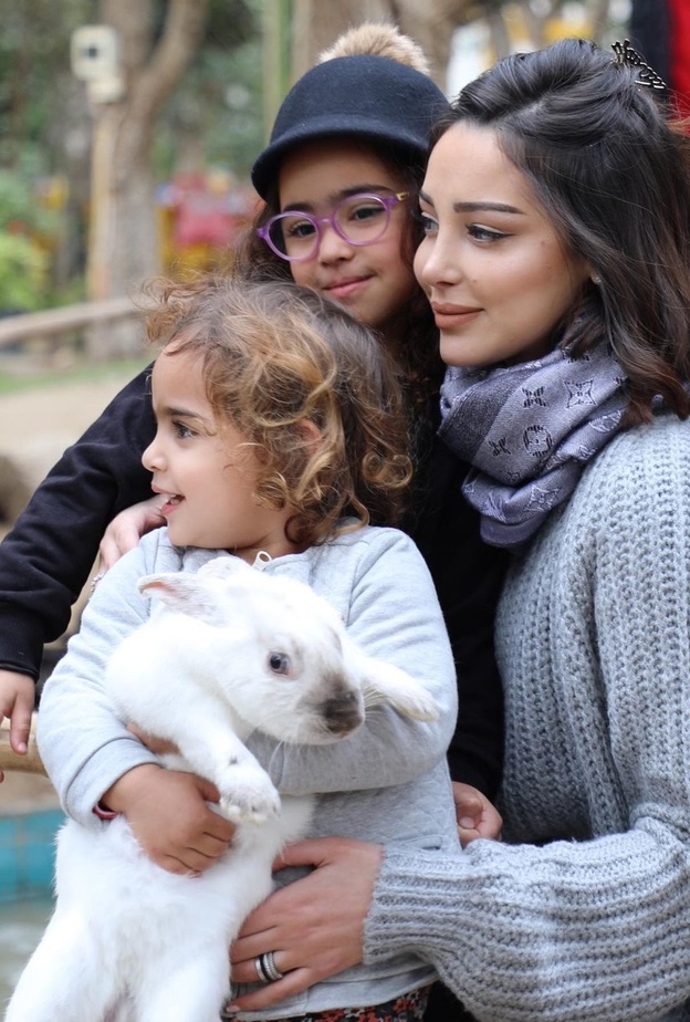 بسمة بوسيل وابنتيها