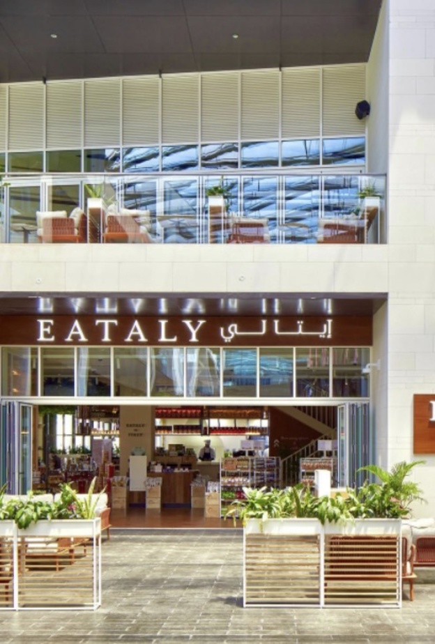 "هي" في "إيتالي آت ذا بيتش": تجربة إيطالية أصيلة وإطلالة لا تقاوَم!