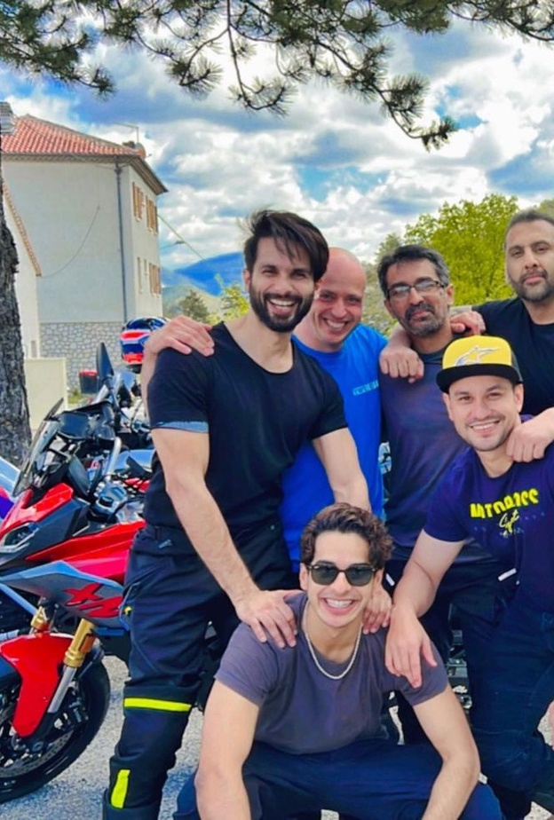 بالصور نجوم بوليوود في رحلة بالدراجات في أوروبا