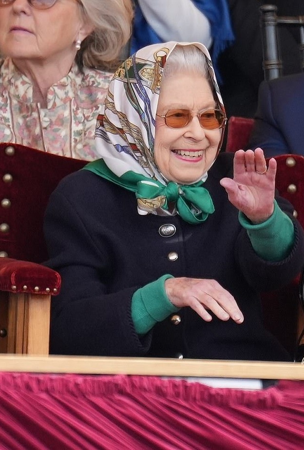 الملكة إليزابيث الثانية تحضر سباق وندسور الملكي للخيول