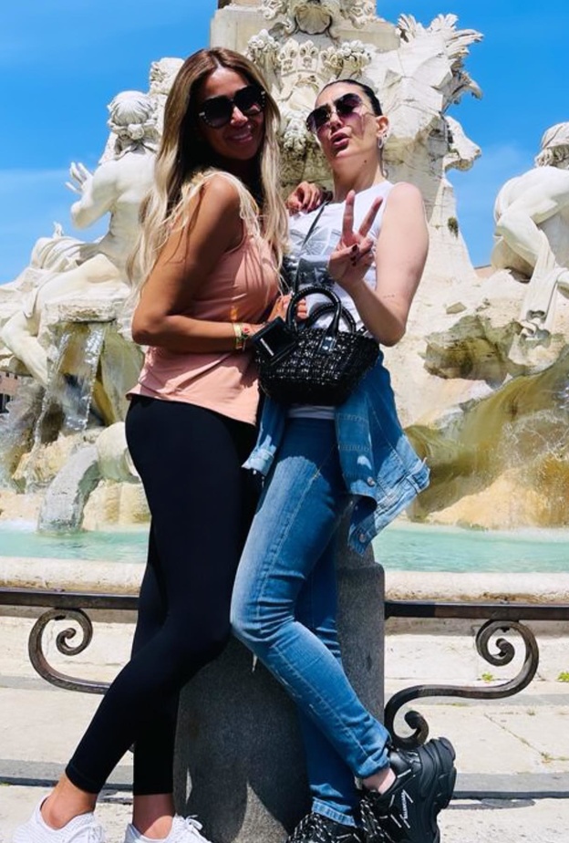 غادة عبد الرازق وابنتها