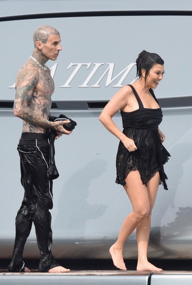 شاهدي اليخت الفخم الذي أقام فيه ترافيس باركر وكورتني كارداشيان