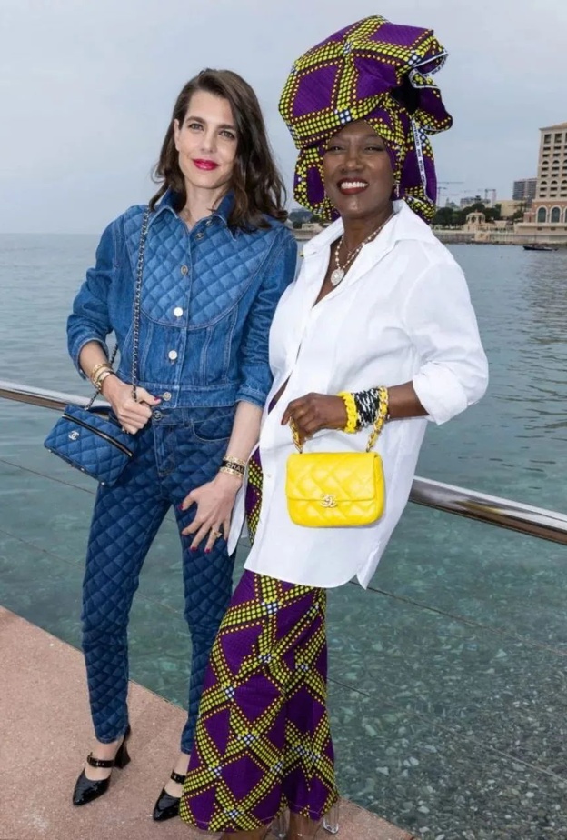 الأميرة كارولين وتشارلوت كاسيراجي في عرض أزياء شانيل في موناكو