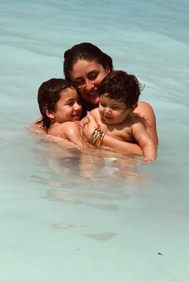 كارينا كابور تنشر صورة جديدة تجمعها بطفليها بمناسبة عيد الأم