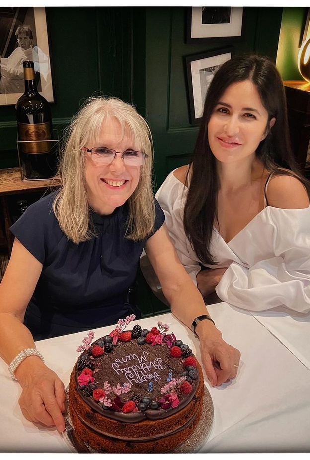 كاترينا كيف تهنئ والدتها بعيد ميلادها وأنوشكا شارما تعلق