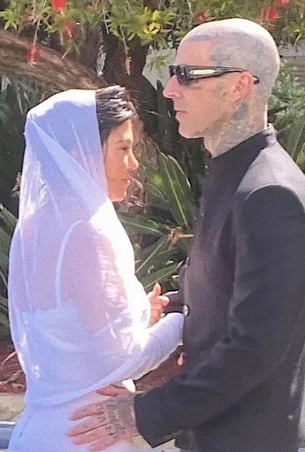 زفاف كورتني كارداشيان وترافيس باركر للمرة الثانية... شاهدي إطلالة زفافها