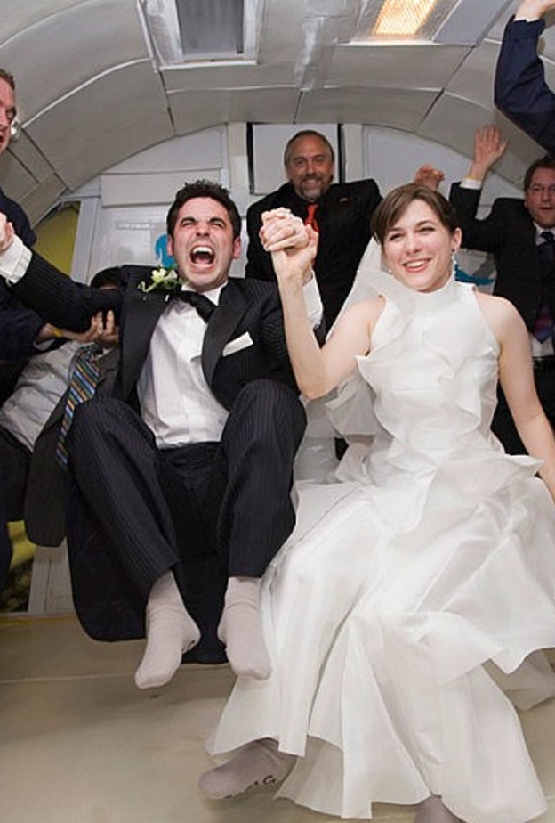 غرائب حفلات الزواج ..من إضرام النيران الى حلبة المصارخة