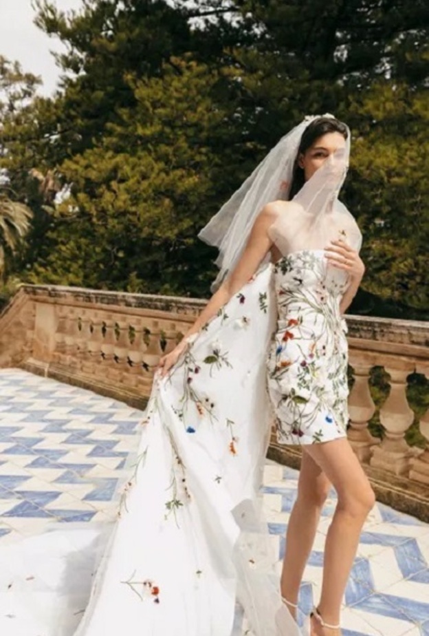 فساتين زفاف قصيرة من منصات العروض 2023