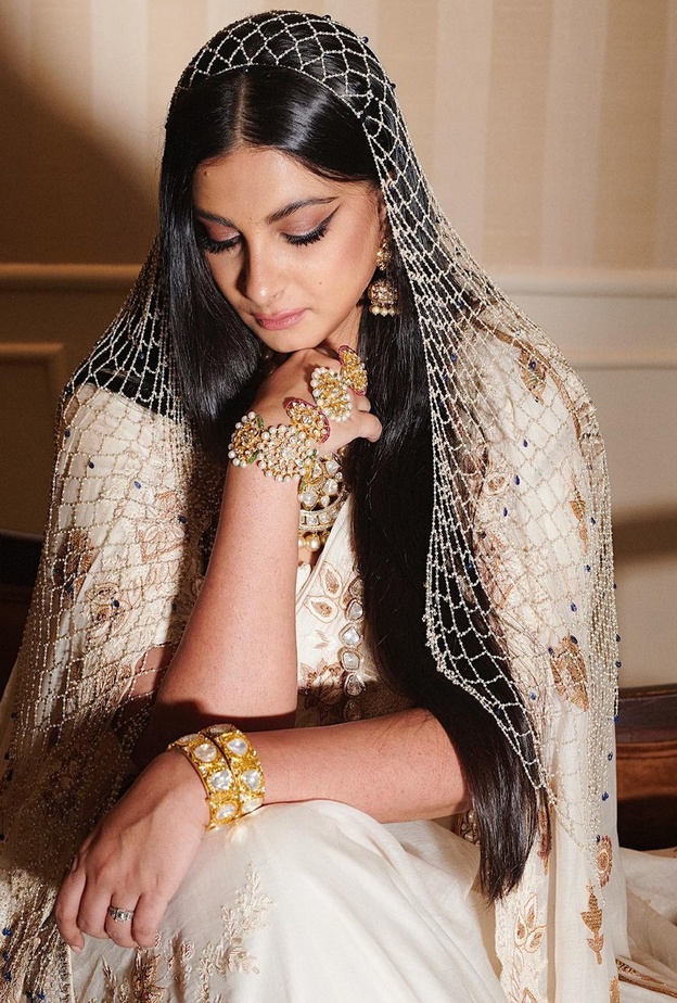 أشهر نجمات بوليوود تخلين عن تصفيفات الشعر الهندية في زفافهن