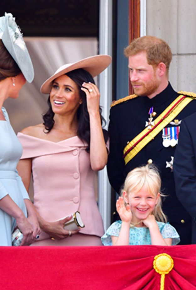 الملكة تحرم هاري وميغان والأمير أندرو من الظهور في شرفة قصر باكنغهام