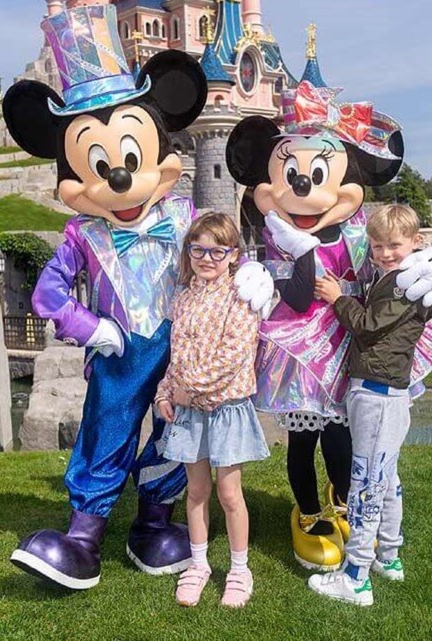 الأمير جاك والأميرة غابرييلا يزوران ديزني لاند باريس