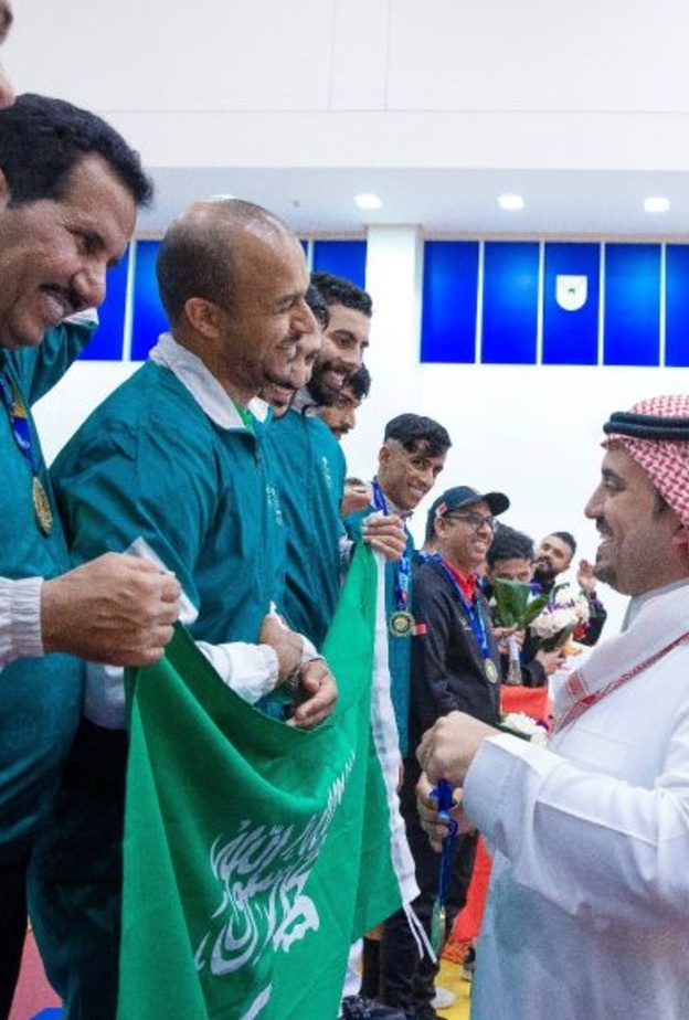 الأمير فهد بن جلوي رئيس الوفد السعودي يتوج لاعبين التنس زوجي