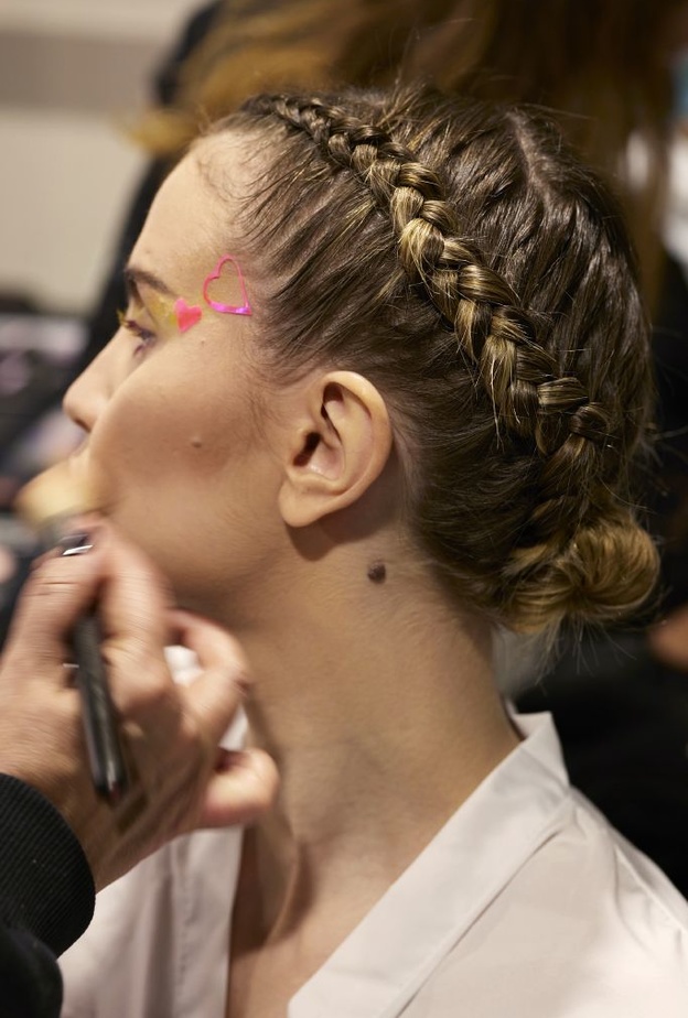 أفكار تسريحات شعر ناعمة وملفتة تناسب يوم العيد