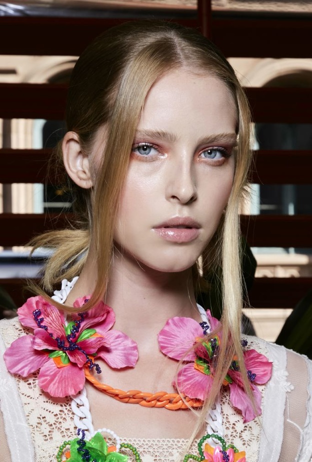 خطوات عمل مكياج راقي يناسب صاحبات البشرة الفاتحة في العيد