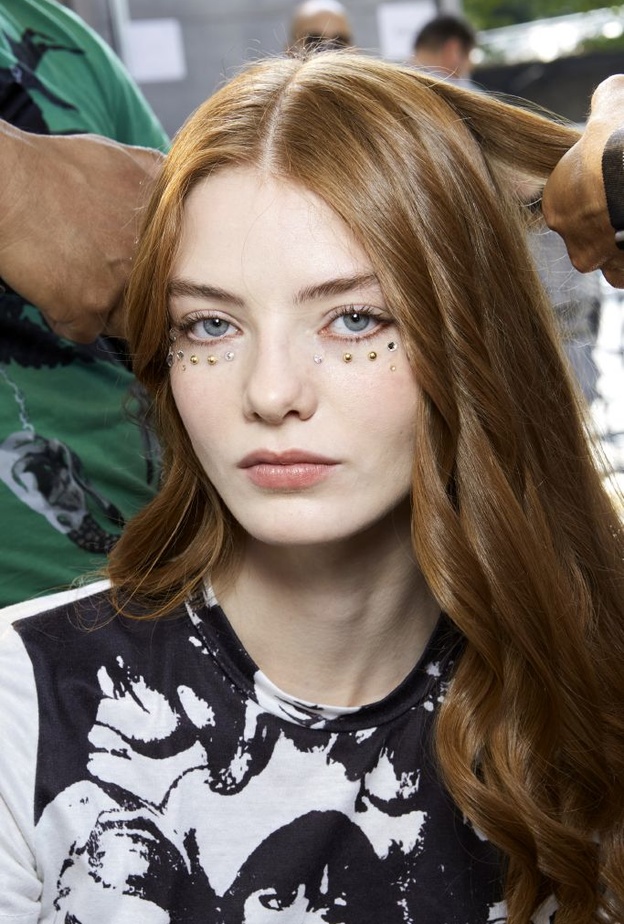 أجمل تسريحات شعر طويل ويفي لعيد الفطر 2022