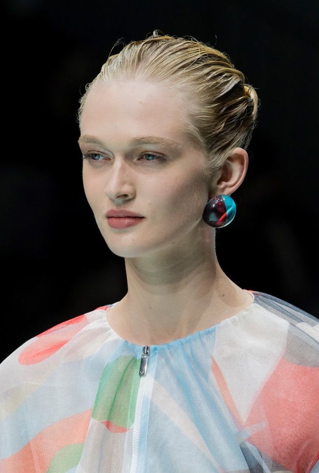 4 صيحات تسريحات شعر مرفوعة تناسب الطقس الحار في صيف 2022