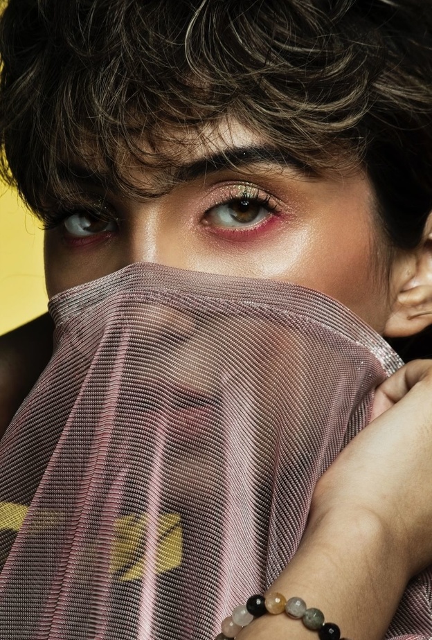 4 حيل ذكية لمنع سيلان الدموع عند تطبيق مكياج العيون