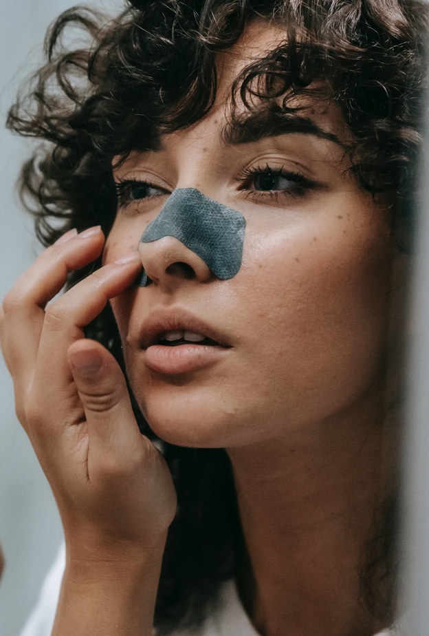 خلطات طبيعية سريعة لإزالة الرؤوس السوداء وتنظيف مسامات البشرة