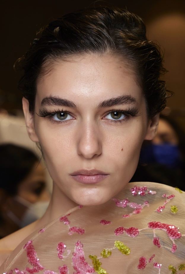 طريقة عمل سيروم من الألوفيرا لتكثيف وتطويل الرموش