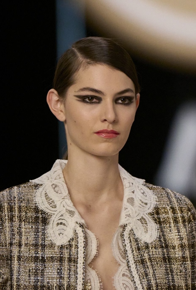 تعلّمي وضع مكياج عيون أسود جريء خطوة بخطوة في سهرات صيف 2022