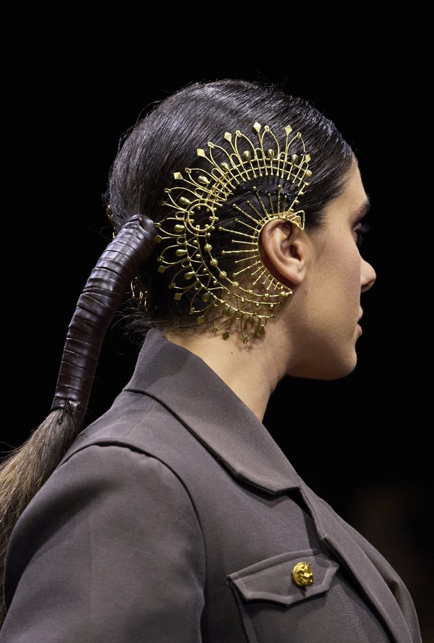 أحدث أكسسوارات شعر لتسريحات رائعة في صيف 2022 من منصات الأزياء