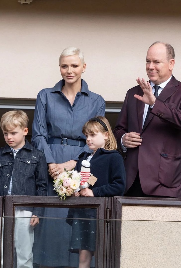  الأمير ألبرت تعهد بدفع مبلغ 10 مليون إسترليني سنويا لزوجته لتقبل بالعودة إلى موناكو