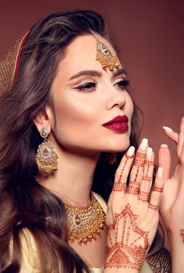 shutterstock_الحناء باللون الاحمر تجعل العروس اكثر جاذبية