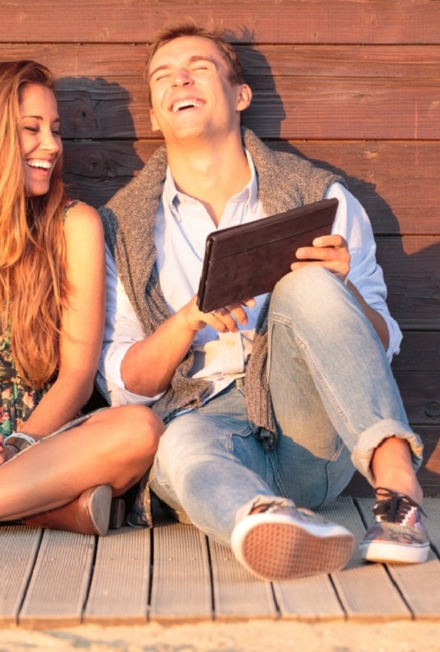 shutterstock_كوني مرحة في علاقتك معه والجأي الى حسك الفكاهي