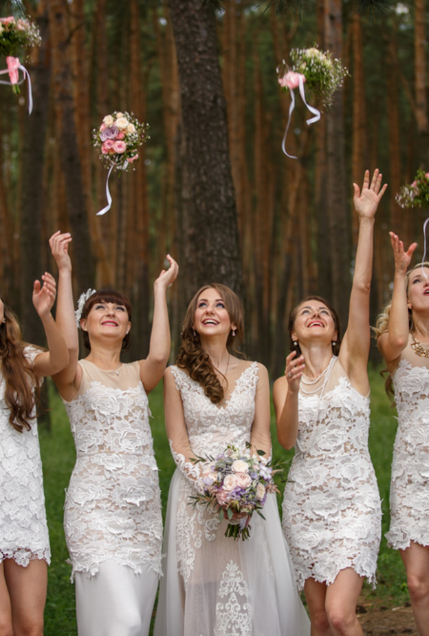 نصائح لوصيفات الشرف بالفساتين البيضاء