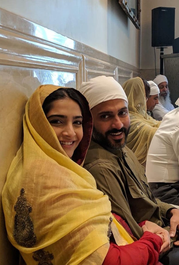 سونام كابور تعد الحلويات في منزلها في لندن في أحدث صورها