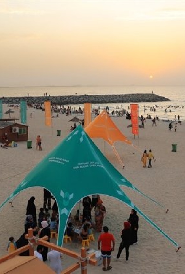 شاطئ الخان.. تجربة مثالية للاستجمام في أحضان الرمال الذهبية والأمواج الساحرة بالشارقة