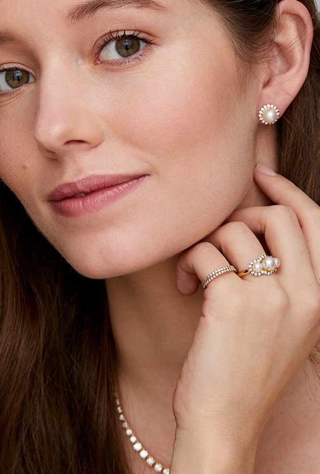 أقراط اللؤلؤ الناعمة قطعة أساسية في علبة مجوهراتك