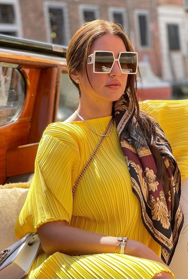 أكملت درة إطلالتها من توقيع دولتشي أند غابانا بسكارف بنقشة الدار المميّزة