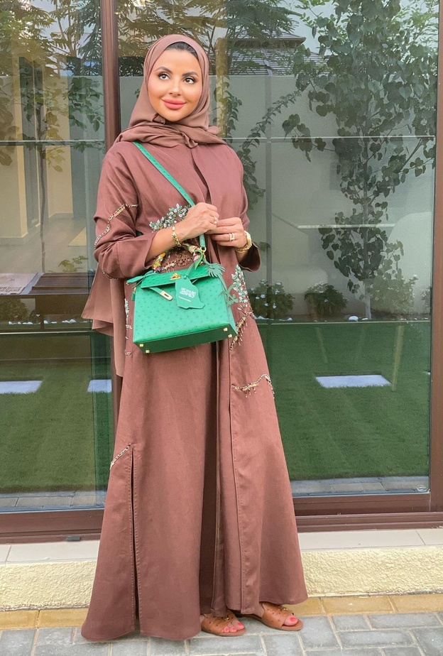 أماني الحنطي ترتدي حقيبة كيلي بجلد النعام الأخضر من Hermès