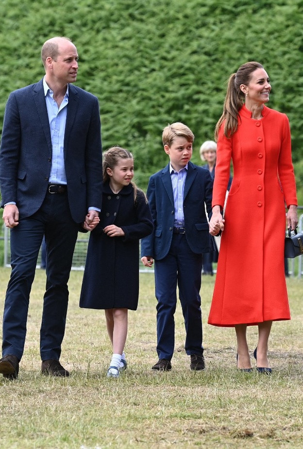 إختارت كيت أعادت تدوير معطفها من ماركة Eponine London باللون الاحمر