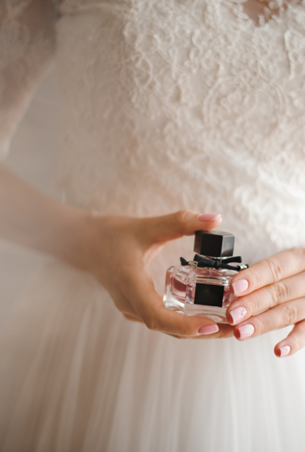 اختاري العطر الذي يجعلك تشعرين بالتألق ويبرز هويتك