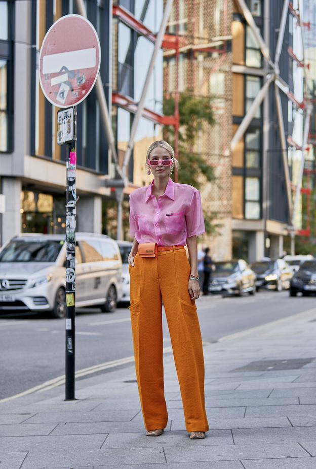 نصائح لتنسيق إطلالات ملونة لمشاوير صيف 2022