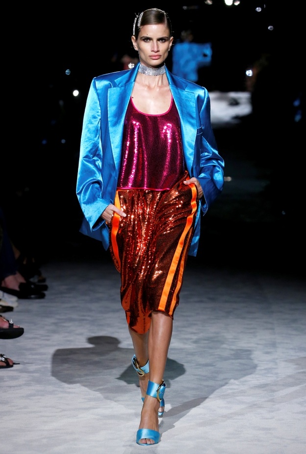 استوحي من عرض Tom Ford تنسيق الفستان الترتر الملوّن مع البليزر