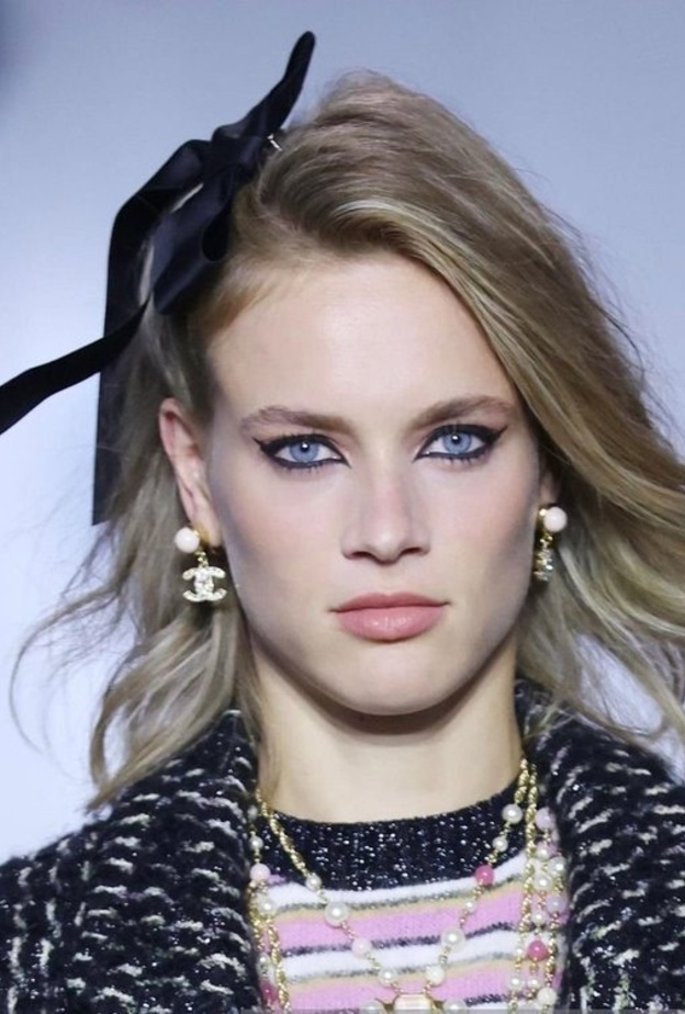 اطلالات مكياج CHANEL القوي والاسود - الصورة من صفحة model all day all day