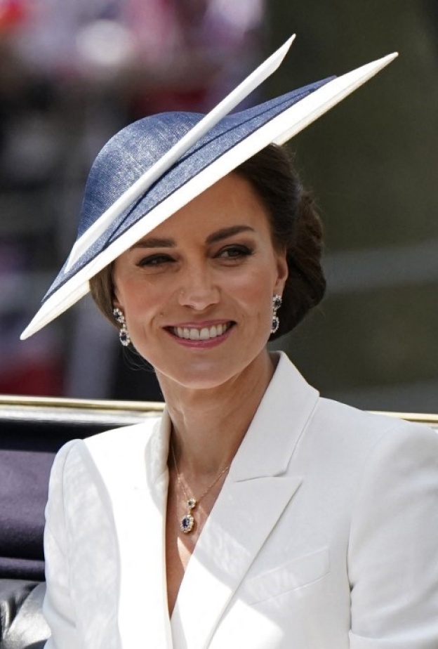 صيحات جمالية تناسب الملابس البيضاء طبّقيها بأسلوب كيت ميدلتون 2022