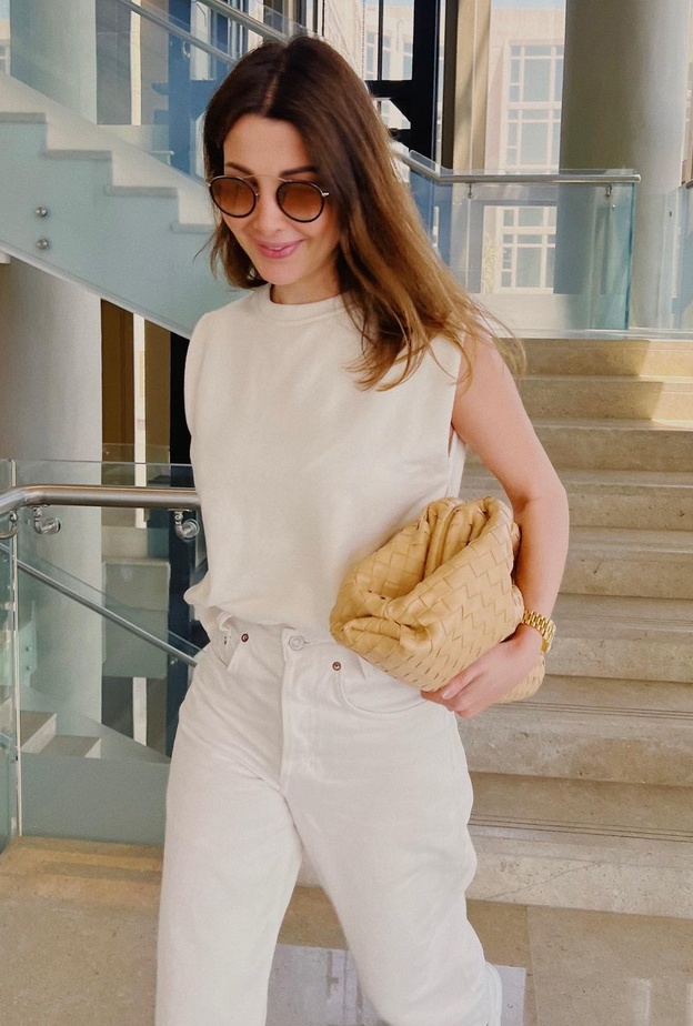 أحدث أكسسوارات للصيف باللون الأصفر مستوحاة من إطلالات النجمات