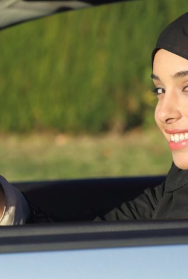 الذكرى الرابعة لقيادة المرأة للسيارة.. إضاءات متنوعة على المرأة والأسرة والاقتصاد الوطني  