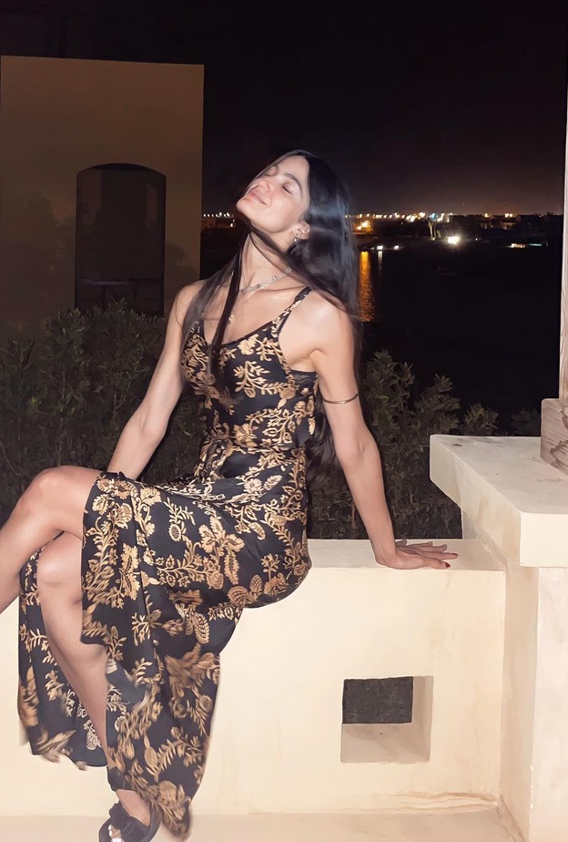 الفستان الأسود المزيّن بنقشات ذهبية ونسّقي معه الحذاء الأسود بكعب مسطّح